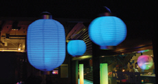 Arangement mit 3 Lounge Light Lampions in blau